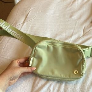 Everywhere Belt Bag 1L in this fun spring color!!